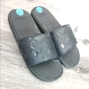 Selling puma sandals, completely new, size 10
